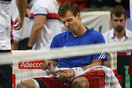 ZKLAMANÝ. Tomá Berdych musel svou druhou dvouhru v prvním kole Davis Cupu s...