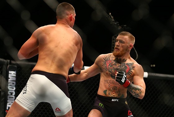 Irsk bojovnk MMA Conor McGregor (vpravo) bojuje s Natem Diazem.