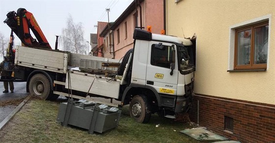 Nákladní auto převážející transformátor narazilo do rodinného domu v Černošíně....