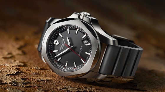 Odolným hodinkám Victorinox I.N.O.X. pipravil Acer chytrou nadstavbu.