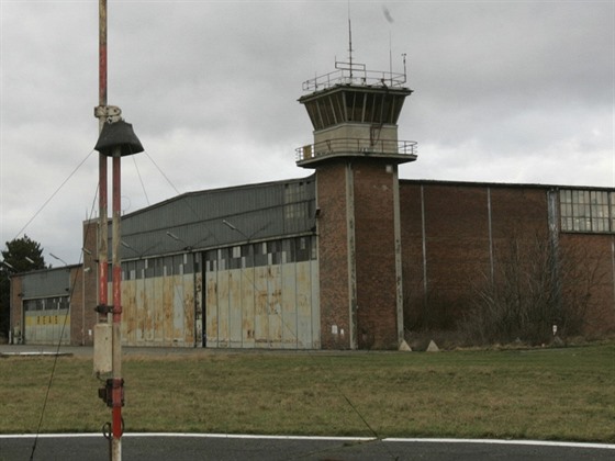 Letiště Holešov muselo svůj provoz ukončit v březnu 2009, pozemky byly využity...