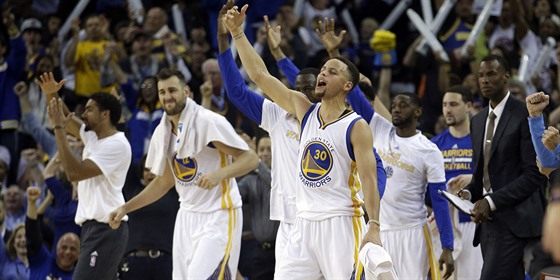 Basketbalisté Golden State se radují ze 44. domácí výhry v ad.