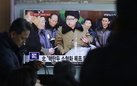 Vdce KLDR Kim ong-un oznamuje, e Severní Korea disponuje hlavicemi pro...