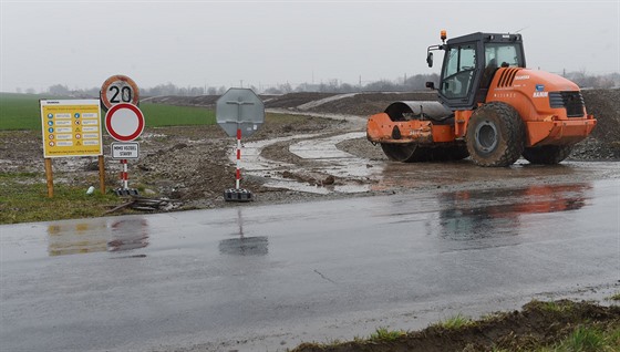 Na stavbu posledního úseku D1 z íkovic do Perova se zatím stále vykupují pozemky, pedposlední úsek k Lipníku nad Bevou u mezitím pomalu dostává první obrysy (snímek z 29. února 2016).