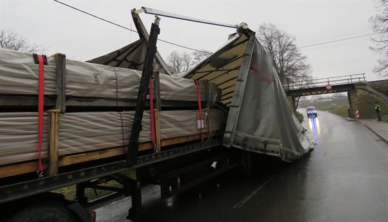 Řidič kamionu vjel na Prostějovsku pod nízký železniční most s příliš vysokou...