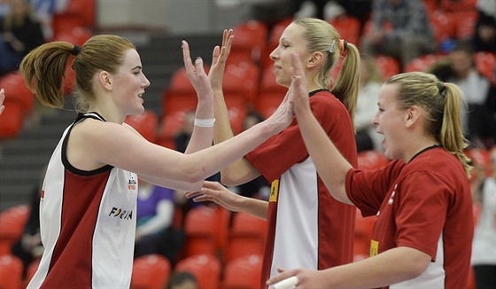 Nymburské basketbalistky Egle ikniutéová, Alexandra Chomenuková a Lenka...