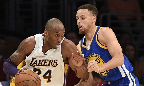 Kobe Bryant (vlevo) z LA Lakers obchází Stephena Curryho z Golden State.