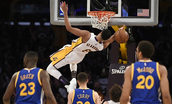 Jordan Clarkson z LA Lakers padá po smei nazad, avak jinak by hlavní hvzdou...