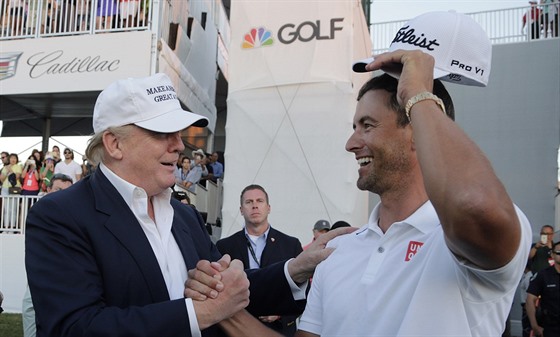 Donald Trump (vlevo) gratuluje Adamu Scottovi k vítzství na golfovém turnaji...