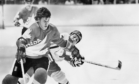 Legendární kanadský hokejista Bobby Orr v prvním finále Canada Cupu bojuje s Jiřím Holíkem.