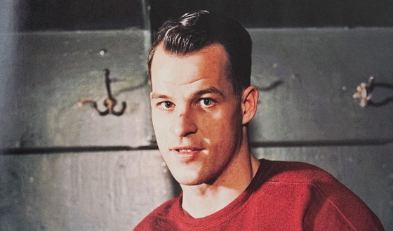 Gordie Howe v dresu Detroitu na momentce z roku 1951