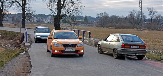 Na úzkou silnici se stí vejdou dv osobní auta.