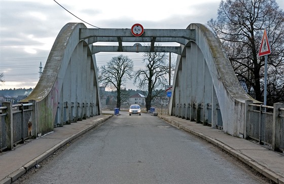 Provoz na mostě přes Orlici je v současnosti kyvadlový.