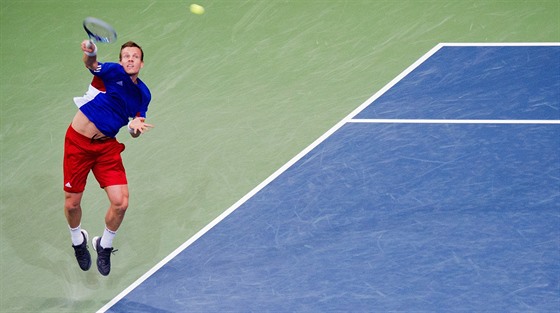 V LETU. Tomá Berdych podává v zápase s Alexanderem Zverevem v Davis Cupu.