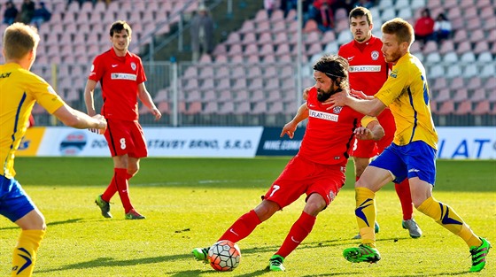 Brnnský záloník Pavel Zavadil (u míe) bhem duelu se Zlínem