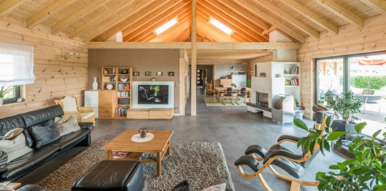 Obývací pokoj nabízí impozantní pohled na konstrukci střechy. 