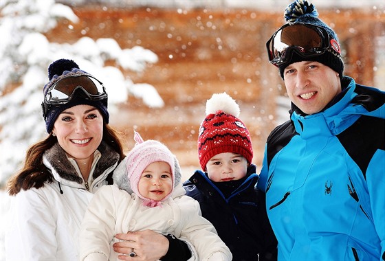Královská rodina na zimní dovolené v Alpách: vévodkyně Kate, princezna...