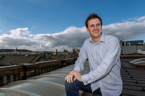 Ekonom Filip Matějka na střeše budovy CERGE-EI.