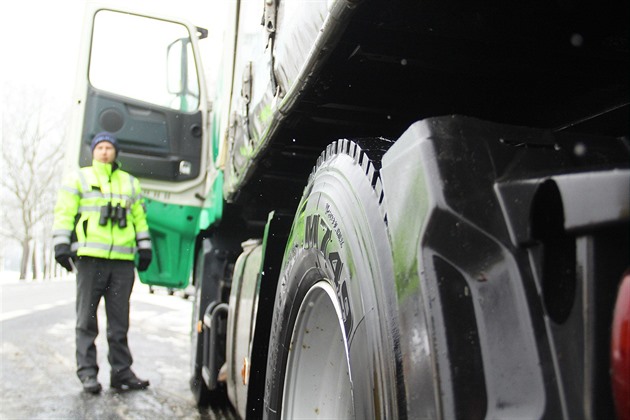 Dopravní policisté pi kontrole pneumatik a brzd kamion u Nové Hospody na...