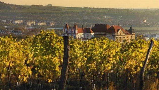 Loucký kláter ve Znojm v beznu láká milovníky vína na Znojemský kot.