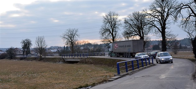 Úzká silnice mezi Albrechticemi a Týnitm vede mezi loukami, které kadoron...