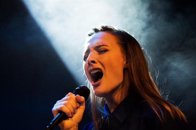 Barbora Poláková na k�tu své debutové desky (Malostranská beseda, Praha, 2....