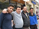 Mustafa (druhý zprava) vede jeden z obchod v Basmane. (4.3.2016)