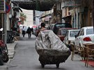 Sbra odpadk v ulici v Izmiru. patn placenou práci dlají asto imigranti...