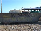 Nápis na stn nedaleko tábora Souda na ostrov Chios. (5. bezna 2016)