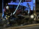 Osobn� auto a tramvaj se srazily ve �tvrtek ve�er v Plzni na Slovanech (3....