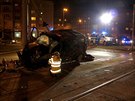 Osobn� auto a tramvaj se srazily ve �tvrtek ve�er v Plzni na Slovanech (3....
