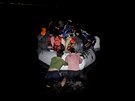 Uprchlíci odplouvají  z pláí nedaleko tureckého msta Çeme na ecký ostrov...