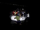 Uprchlíci odplouvají  z pláí nedaleko tureckého msta Çeme na ecký ostrov...