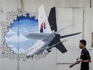 Malba na zdi v Malajsii, znázorující let MH370. Stále se modlíme, hlásá...