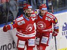 Třinečtí hokejisté Petr Kanko (vlevo) a Vladimír Svačina se radují z gólu v...