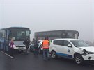 Na silnici I/7 u Panenského Týnce na Lounsku se stalo nkolik hromadných nehod...