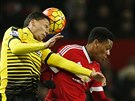 Útoník Anthony Martial v dresu Manchesteru United svádí hlavikový souboj s...