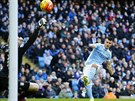 Kanonýr Manchesteru City Sergio Agüero zakonuje v zápase proti Aston Ville,...