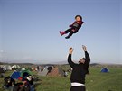 Uprchlíci na hranicích ecka a Makedonie si najdou as i na zábavu (5. bezna...