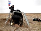 len záchranného týmu u návratové kabiny ruské rakety Sojuz, ve které se...