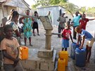 Lid z vesnice na severozpad Haiti u opraven studny.