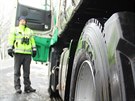Dopravn� policist� p�i kontrole pneumatik a brzd kamion� u Nov� Hospody na...