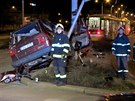 Osobn� auto a tramvaj se srazily ve �tvrtek ve�er v Plzni na Slovanech (3....