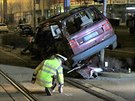 Osobn� auto a tramvaj se srazily ve �tvrtek ve�er v Plzni na Slovanech (3....