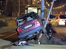Osobn� auto a tramvaj se srazily ve �tvrtek ve�er v Plzni na Slovanech (3....