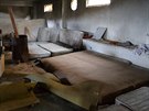 Uprchlíci spí ve starých domech u tureckého Cesme na starých matracích. ekají...