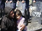 etí policisté hlídají eleznici na ecko-makedonské hranici poblí Idomeni...