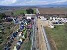 Pohled z dronu na uprchlický tábor poblí Idomeni (3. bezna 2016).