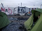 Migranti �ekající na �ecko-makedonské hranici poblí� Idomeni. B�enci na plot...
