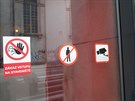 Piktogramy na dveích výklenku v Panské ulici mají odradit lidi od zneiování...